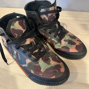 Converse unisex shoes worn once size 8